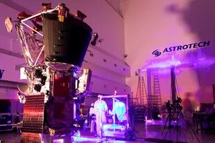 Técnicos e ingenieros realizan ajustes en la Sonda Solar Parker, en el laboratorio Astrotech de Florida, EE. UU.