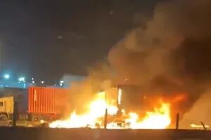 Choque fatal de camiones en la Panamericana: explosión, incendio y cuatro muertos