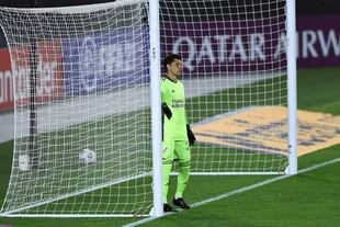 Enzo Pérez elonga junto a un palo por momentos, mientras el juego está lejos de su arco. 