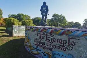 Rosario. El curioso homenaje al Trinche Carlovich en una estatua del Che Guevara