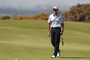 Obama juega al golf cerca de Dundee, Escocia,