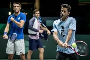 Uno de los entrenamientos del equipo argentino de Copa Davis; Leonardo Mayer y Machi González, en un ensayo de dobles