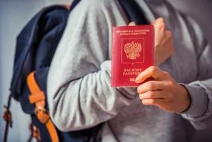 Un hombre muestra su pasaporte ruso