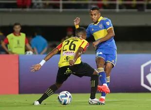 Pase de Sebastián Villa pasa entre los piernas de Yeison Suárez; el colombiano jugó como delantero pero colaboró en el mediocampo.