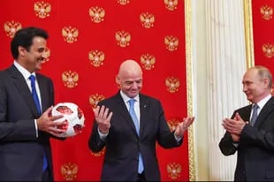 El emir Sheikh Tamim bin Hamad al-Thani; Gianni Infantino, presidente de la FIFA, y Vladimir Putin, presidente de Rusia, durante un encuentro en el Kremlin