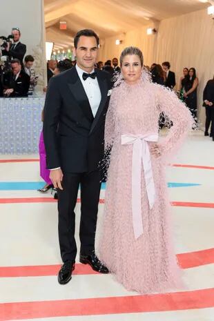 El otro anfitrión, Roger Federer, optó por un look muy formal; su esposa, Mirka, se atrevió a un diseño en rosa Chanel con capas de tul y plumas