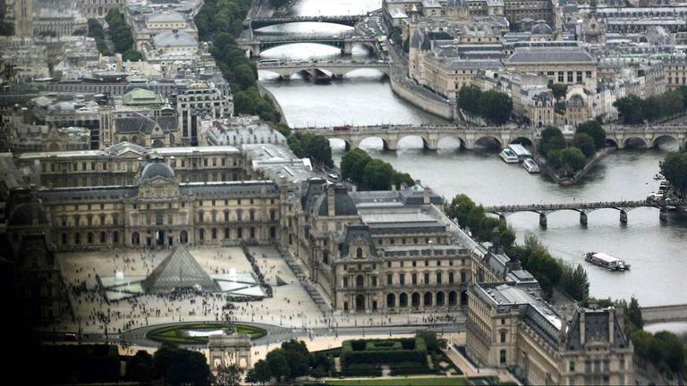 El Museo del Louvre está ubicado muy cerca del río Sena