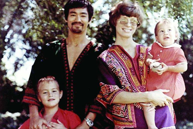 Bruce Lee junto a su familia