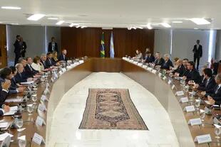 Los presidentes Mauricio Macri y Jair Bolsonaro encabezaron hoy una reunión bilateral en la que participaron las comitivas de Argentina y Brasil, en el Palacio de Planalto