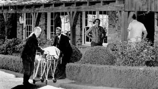 El cuerpo de la actriz Sharon Tate siendo sacada de su casa alquilada en Cielo Drive en el área de Bel Air Estates en Los Ángeles. 9 de agosto de 1969