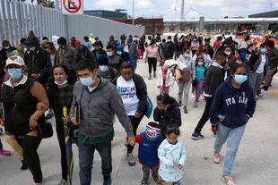 Cientos de migramtes, en la frontera entre México y Estados Unidos
