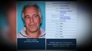La ficha policial de Jeffrey Epstein, cuando se lo acusó de dirigir una vasta red de prostitución infantil