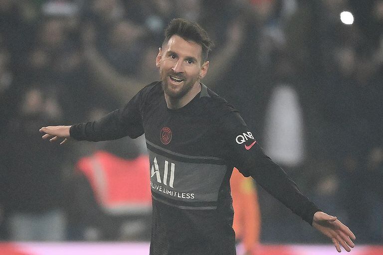 Lionel Messi festeja luego de convertir el tercer gol del PSG frente al Nantes.