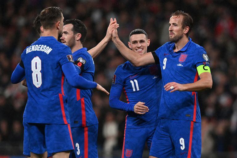 Harry Kane, delantero del seleccionado inglés, festeja uno de los tres goles que anotó ante Albania, por las eliminatorias europeas; Inglaterra se impuso por 5-0 y le bastará un empate ante San Marino para clasificarse a Qatar 2022.