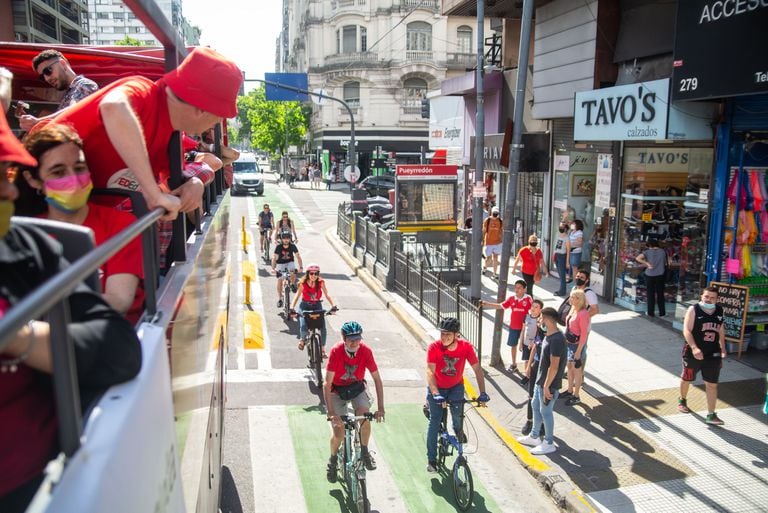 Fue una experiencia inédita. El bus de TEDxRíodelaPlata hizo su tour de ideas acompañado por ciclistas