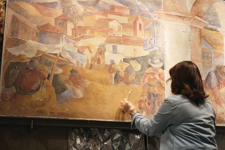 El trabajo de restauración del mural indigenista de Berni, que ahora se exhibe en el Malba