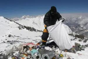La nueva norma que obligará a los escaladores del Everest a llevar de regreso sus excrementos al campo base