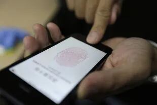 Touch ID, el sistema de validación del iPhone, uno de los teléfonos móviles que cuentan con sensores biométricos