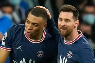 Dos generaciones: Kylian Mbappé, llamado a ser el relevo de Lionel Messi como mejor futbolista del mundo; ambos son compañeros en PSG