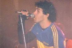El día que Ciro Pertusi vistió la camiseta de Maradona en un show de Attaque 77