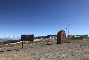 En la Ruta de los Caracoles se llega hasta varios miradores panorámicos y el punto más alto es la Cruz de Paramillo, a 3100 metros 