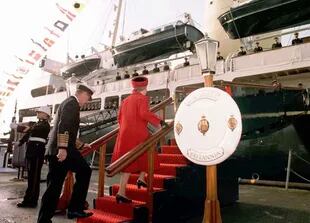 La reina Isabel II de Gran Bretaña y el duque de Edimburgo abordan el Royal Yacht Britannia el jueves 11 de diciembre de 1997 en Portsmouth, en la costa sur de Inglaterra, por última vez antes de que el barco se retire después de cuarenta y cuatro años de servicio el jueves por la tarde