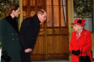 La reina Isabel II de Gran Bretaña conversa con el príncipe Guillermo y la duquesa de Cambridge, mientras esperan para agradecer a los trabajadores y voluntarios por el trabajo que están realizando durante la pandemia del coronavirus, el 8 de diciembre de 2020
