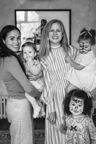 Con “Lili” en brazos, la duquesa de Sussex posa con Camilla  Holmstroem, mujer del fotógrafo Misan Harriman, y sus dos hijas.
