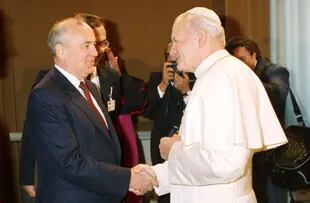 El Papa Juan Pablo II le da la mano al presidente soviético Mijaíl Gorbachov en la primera reunión entre un jefe del Kremlin y un Pontífice, en el Vaticano, el viernes 1 de diciembre de 1989
