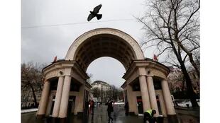 Un pájaro vuela sobre la entrada a la estación de metro Kropotkinskaya en Moscú, Rusia