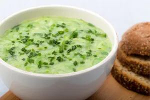 Una sopa cruda con espinacas, castañas y palta para inundar tus almuerzos y cenas de sabor