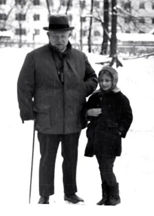 Nina Khruscheva junto a su abuelo en 1971, el año de su muerte, en su casa de retiro en Petrovo Dalneye, 40 kilómetros al oeste de Moscú