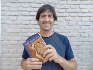 Agustín con el libro en sus manos.