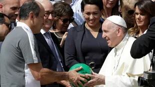 El Papa Francisco recibe la pelota de fútbol 