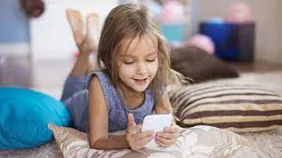Los adultos deben supervisar el uso infantil de los teléfonos celulares, ya que el ciberbullying es uno de los grandes riesgos