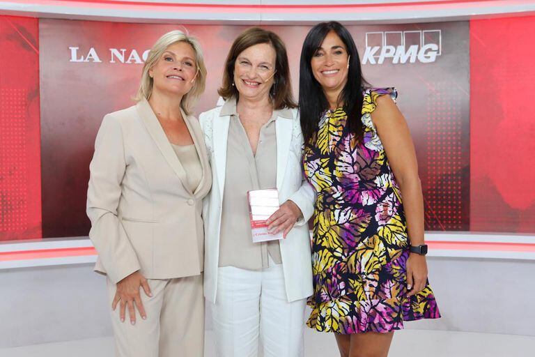 Cristina Bomchil (en el centro), socia fundadora y directora General de Valuar, fue premiada con la mención especial por Equidad de Género. La acompañan Gabriela Terminielli (ByMA) y Tamara Vinitzky (KPMG), ambas de WCD.