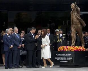 En Quito sacaron la escultura del expresidente
