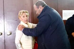 Jaqueline Barbará es saludada por Horacio García Belsunce (h.) en los tribunales de San Isidro