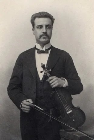 Retrato de Isaac Fernández Blanco con uno de sus violines (circa 1900).