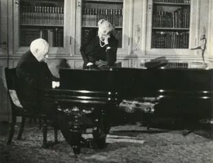 Alberto Williams toca el piano junto a su esposa Irma Paats en la residencia de Virrey Loreto y 11 de Septiembre.