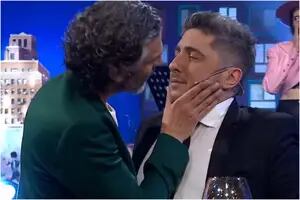 El apasionado beso entre Leo Sbaraglia y Jey Mammon