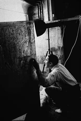 Carter, frente a la sepultura casi intacta del joven faraón