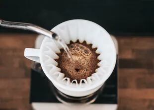 Cada cafetera o método de elaboración del café en casa, requiere un tipo de molienda y un tiempo justo de contacto con el agua.