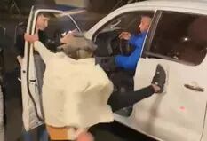 Cuatro jóvenes le dieron una golpiza al conductor de una camioneta en un local de comidas rápidas de Mendoza