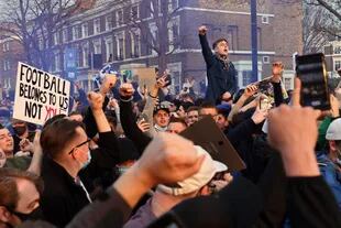 "El fútbol pertenece a nosotros, no a ustedes", afirma un cartel en la manifestación masiva y ardorosa de simpatizantes de Chelsea, que bloqueo al ómnibus que llevaba al plantel de su propio club a un partido de Premier League.