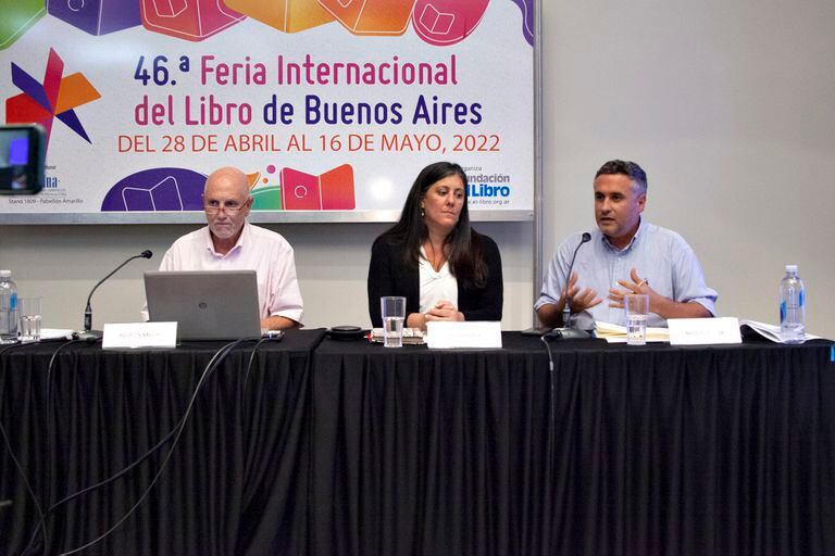 Agustín Salvia, Paula Porce y Nicolás Meyer, en la presentación del informe de la UCA, en la Feria del Libro