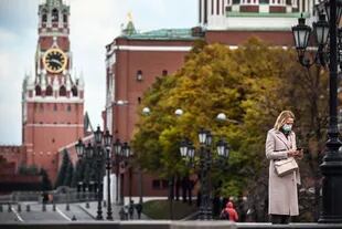 Una mujer con un tapabocasen la Plaza Roja en el centro de Moscú