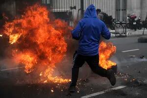 Unidad Piquetera quema cubiertas frente a Desarrollo Social y la policía busca contener la marcha