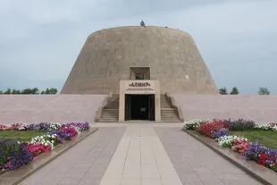 El museo se encuentra en Akmola, a 30 kilómetros al sur de lo que hoy es Astaná, en Kasajstán.