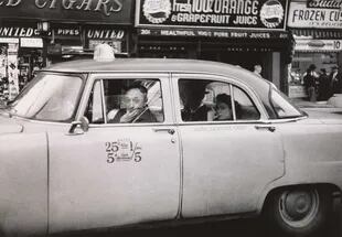 Taxista al volante con dos pasajeros, Nueva York, 1956